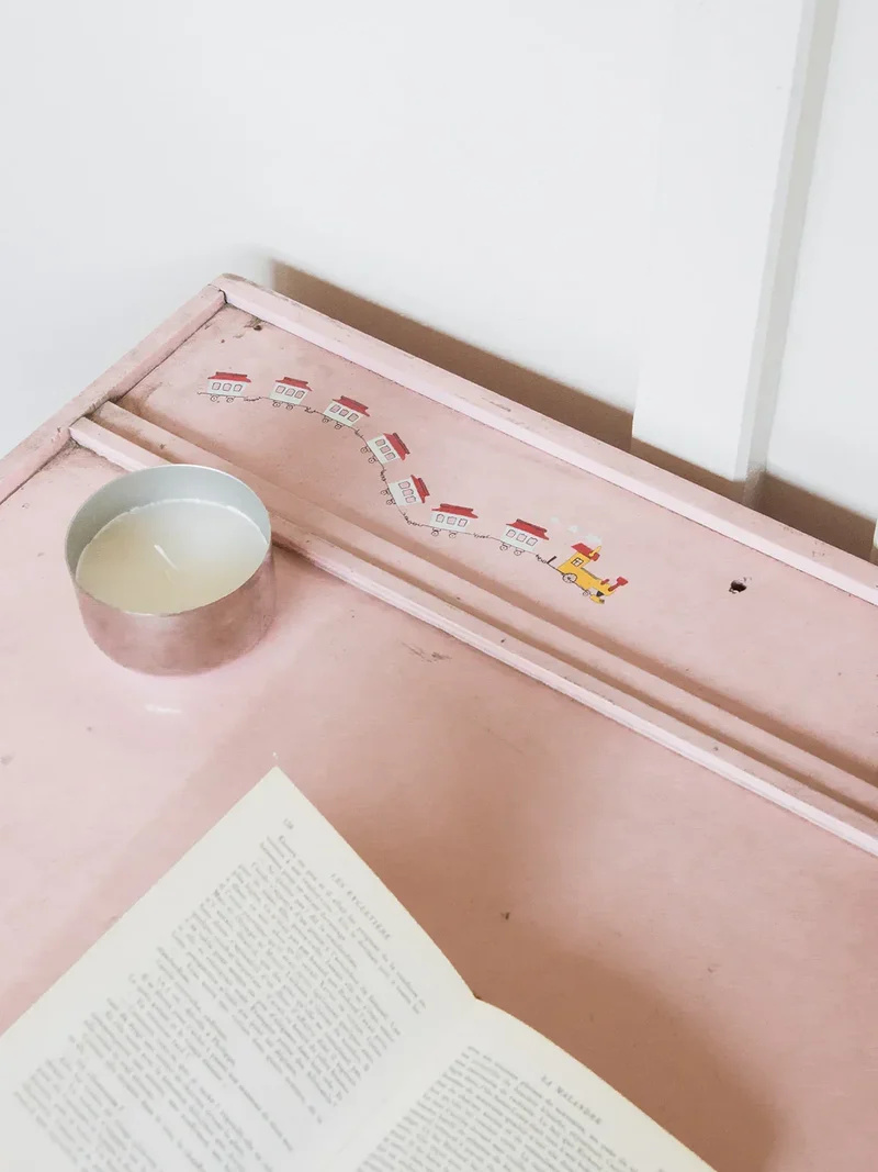 Edouard, le bureau pupitre rose N°258