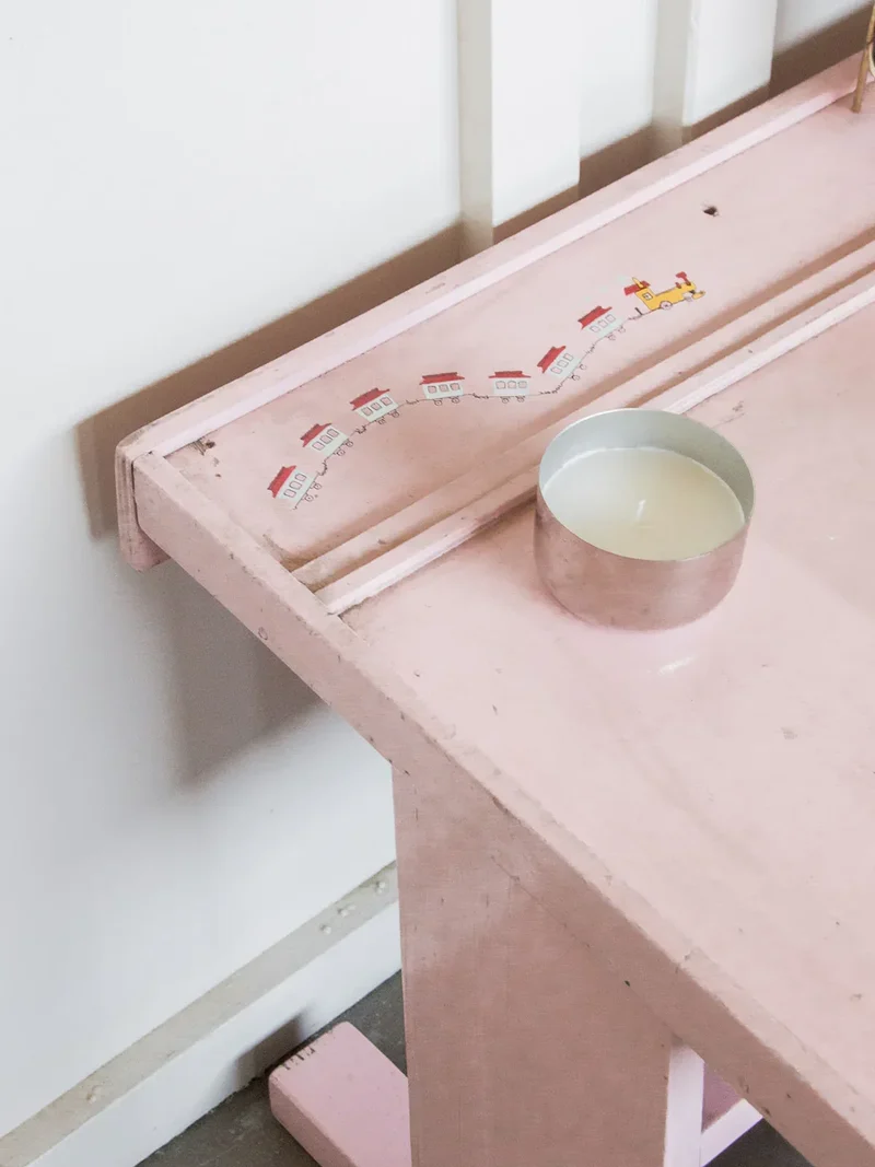Edouard, le bureau pupitre rose N°258