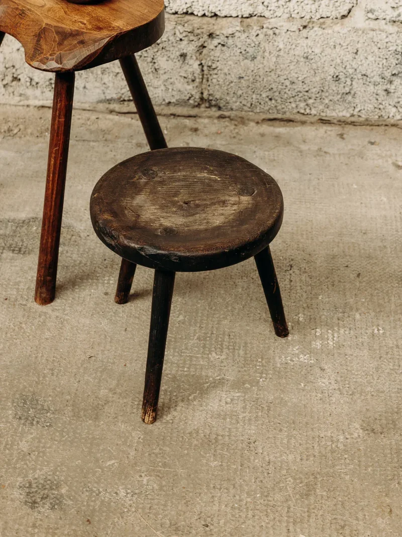Regis, le tabouret tripode en bois N°409