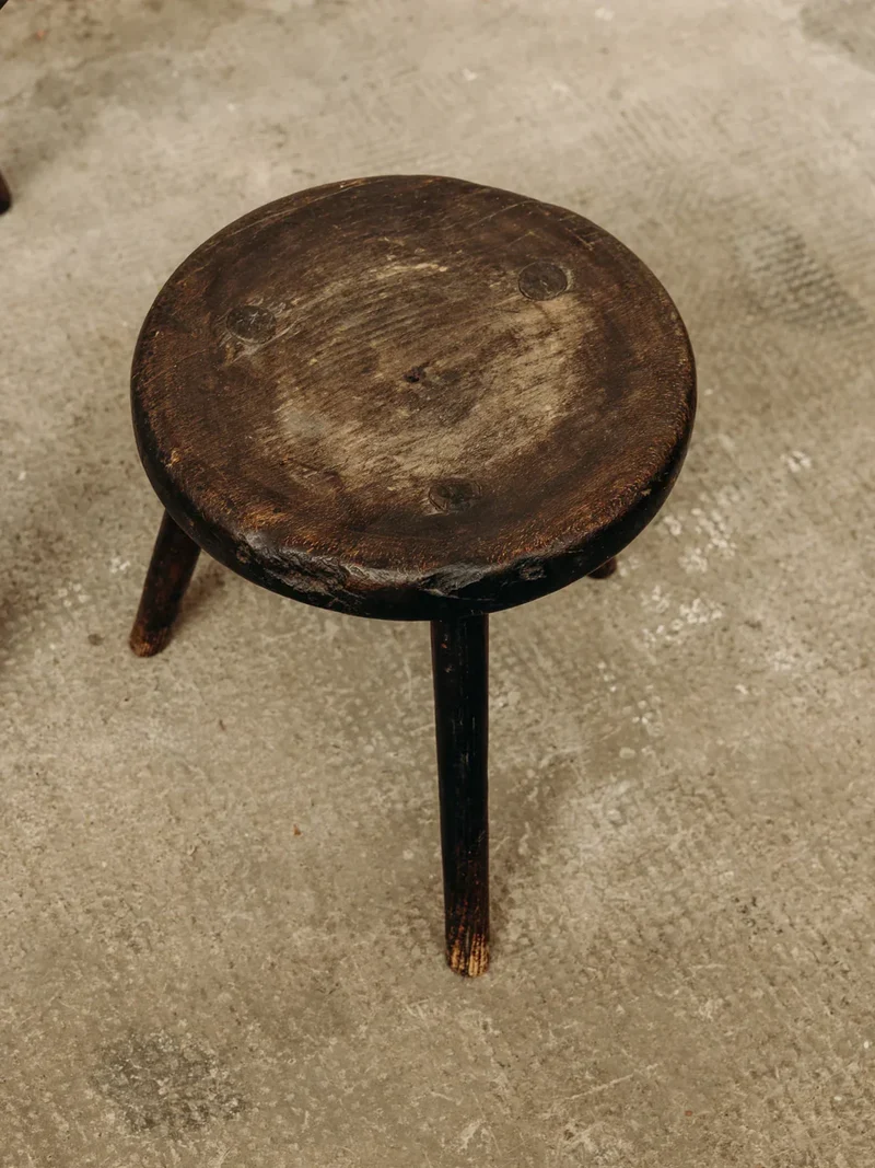 Regis, le tabouret tripode en bois N°409