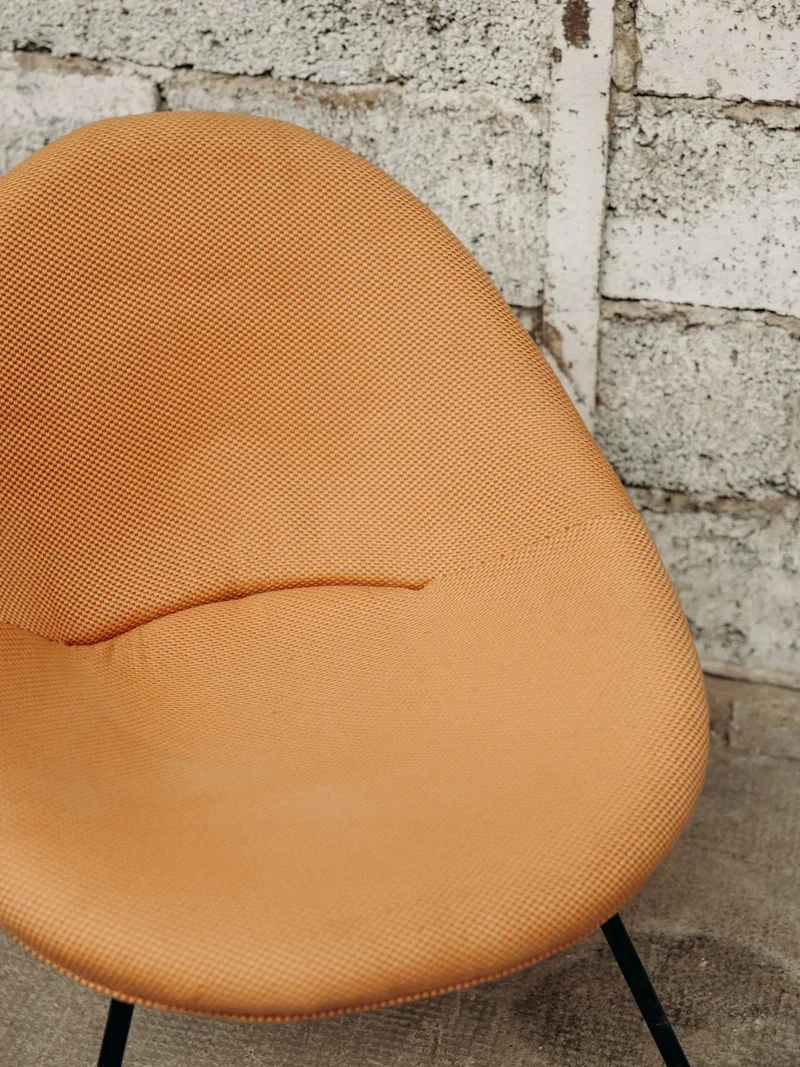 Jakob, le fauteuil orange en tissu N°286