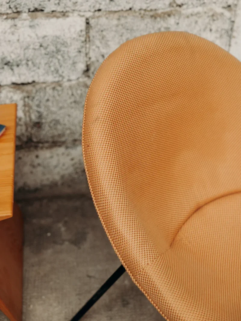Jakob, le fauteuil orange en tissu N°286