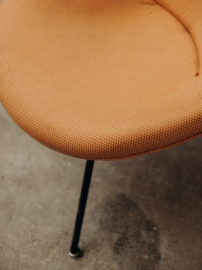 Jakob, le fauteuil orange en tissu N°286