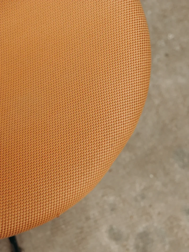 Jakob, le fauteuil orange en tissu N°286