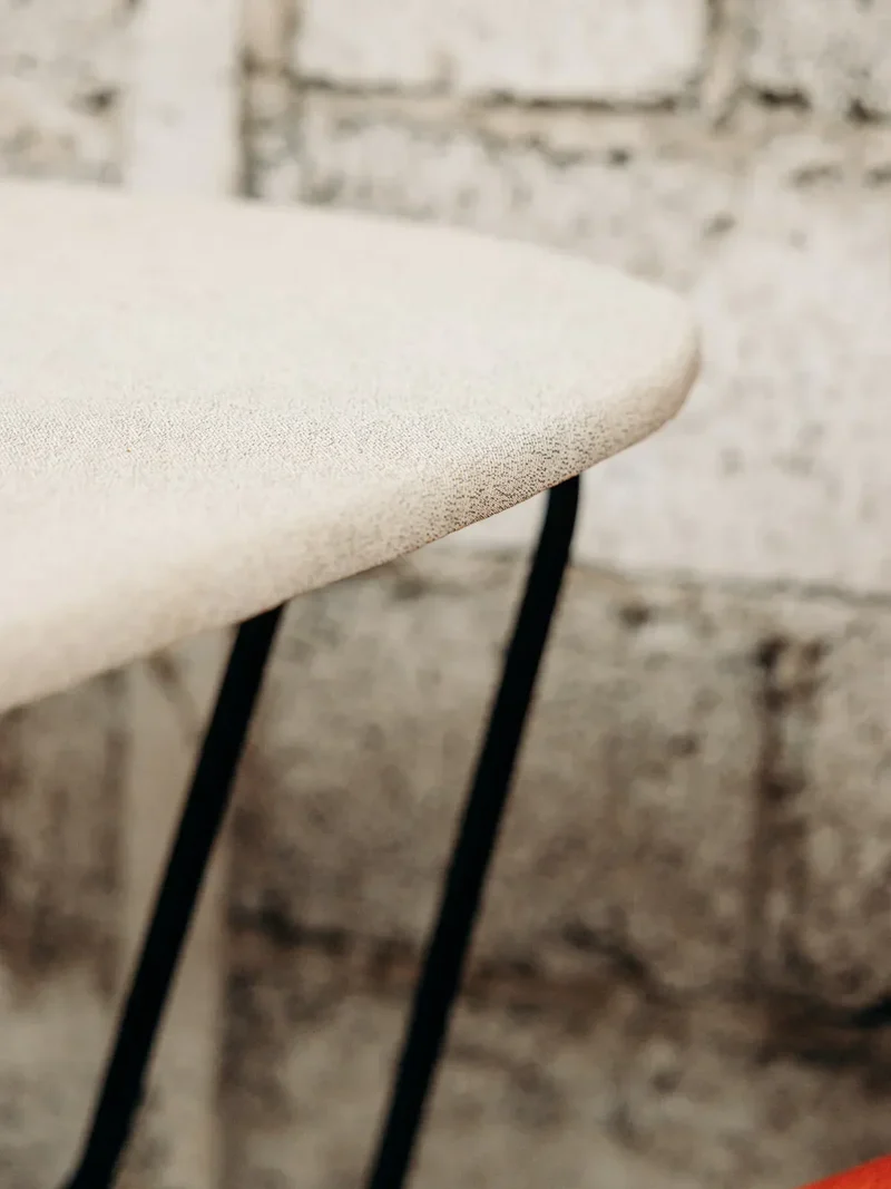 Hanna, la table d'appoint en métal N°308