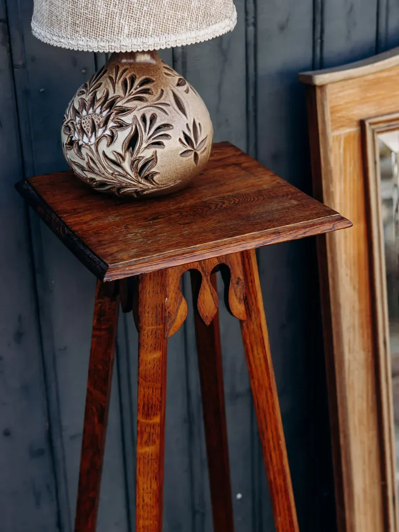 Francine, la table d'appoint en bois N°186