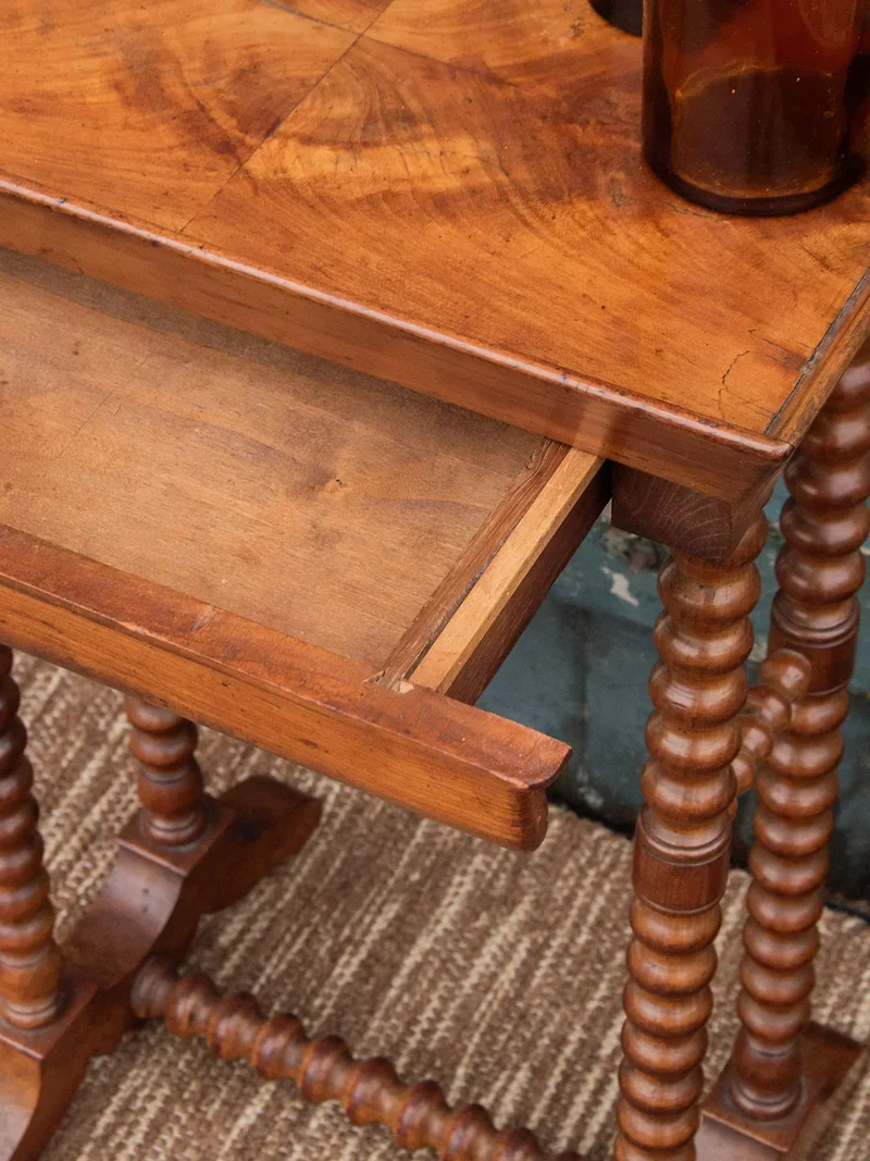 Francine, la table d'appoint en bois N°388