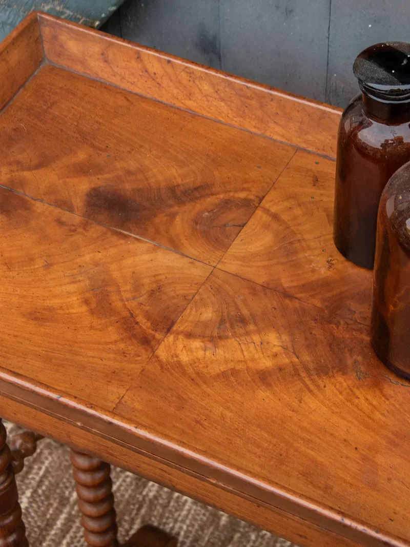 Francine, la table d'appoint en bois N°388