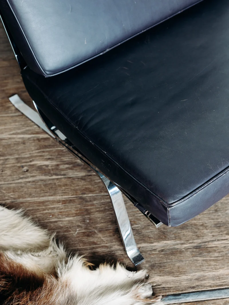 Jakob, le fauteuil en cuir noir N°46