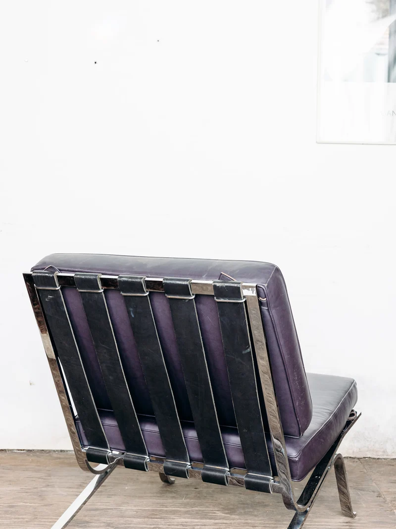 Jakob, le fauteuil en cuir noir N°46