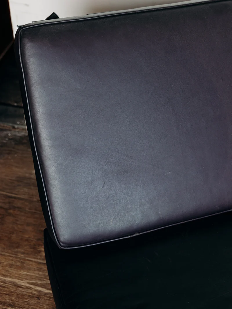 Jakob, le fauteuil en cuir noir N°46