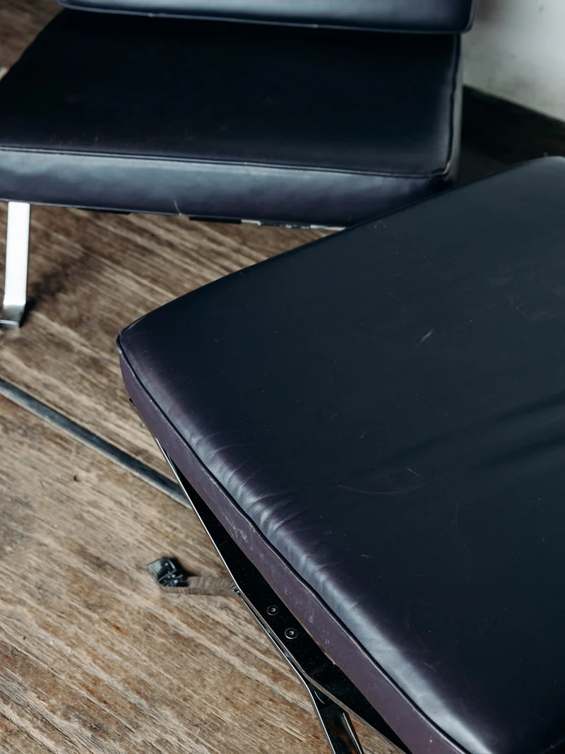 Jakob, le fauteuil en cuir noir N°46