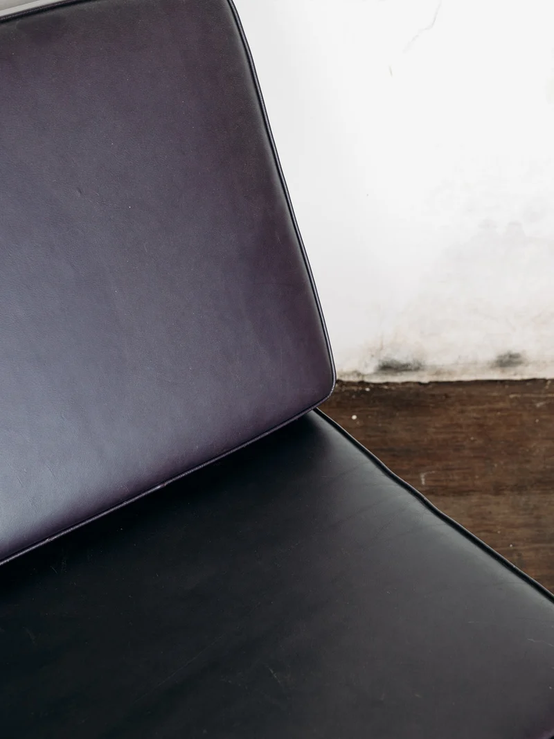 Jakob, le fauteuil en cuir noir N°46
