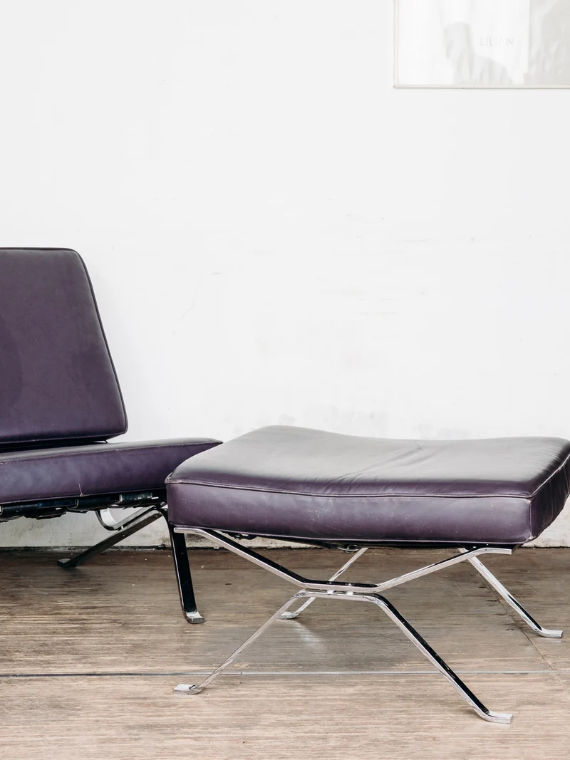 Jakob, le fauteuil en cuir noir N°46