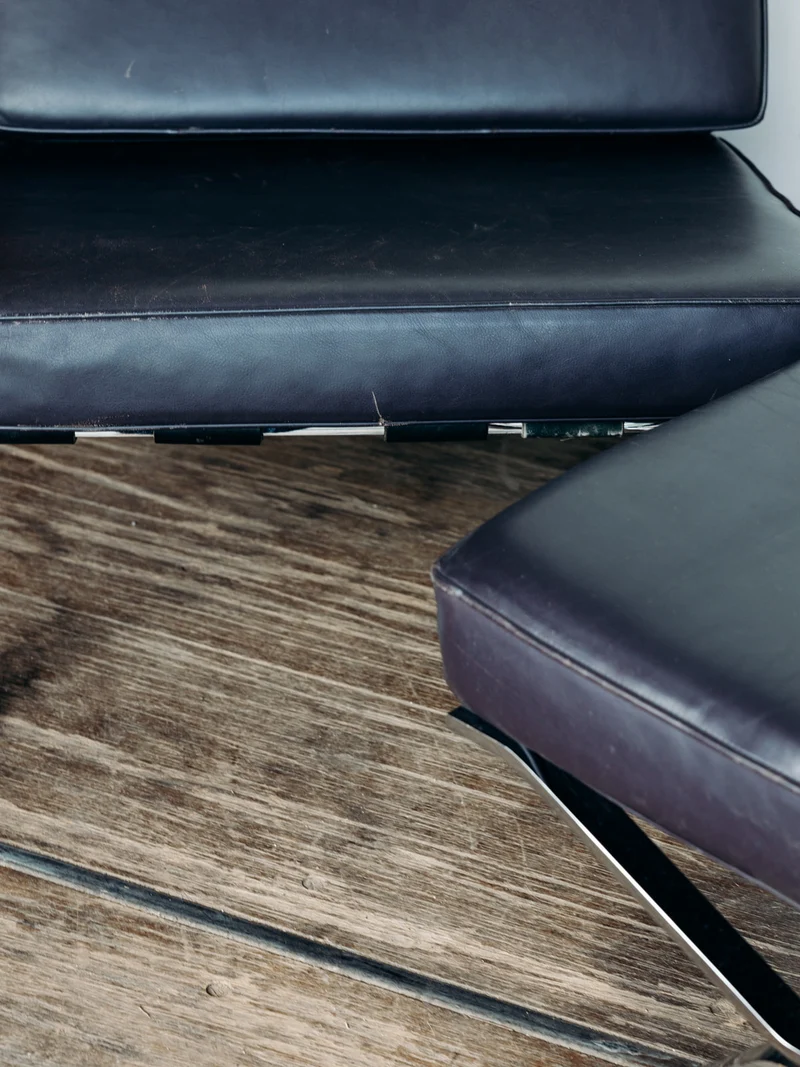 Jakob, le fauteuil en cuir noir N°46