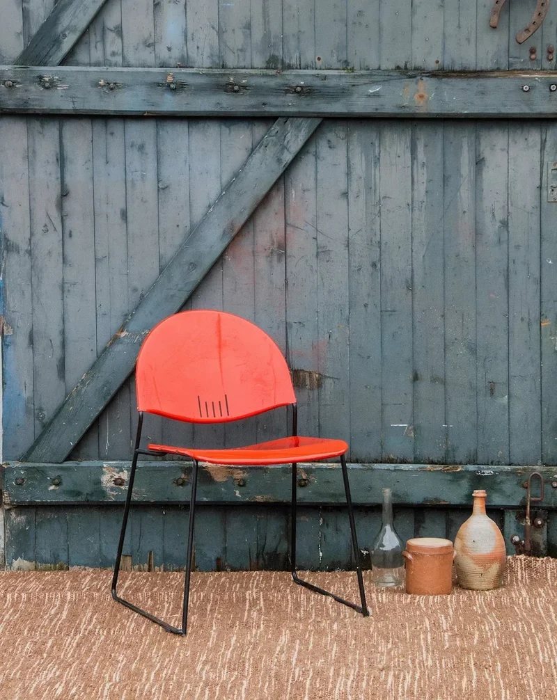 Alma, la chaise en métal rouge N°624