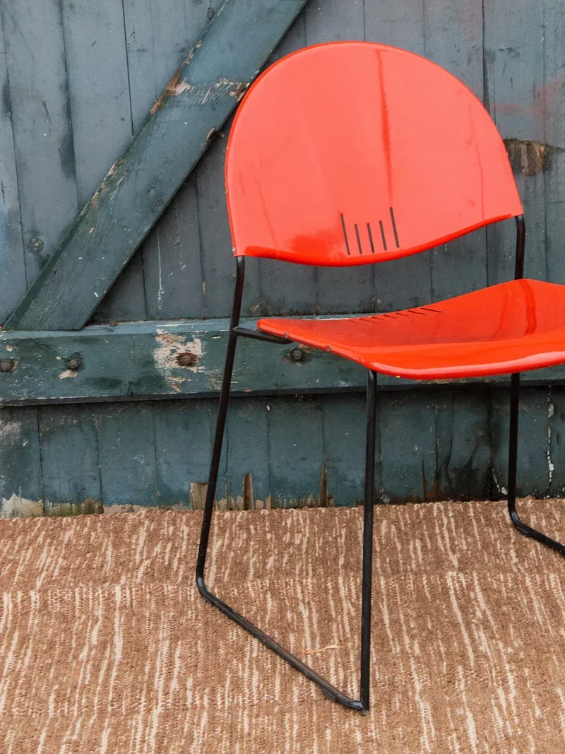 Alma, la chaise en métal rouge N°624