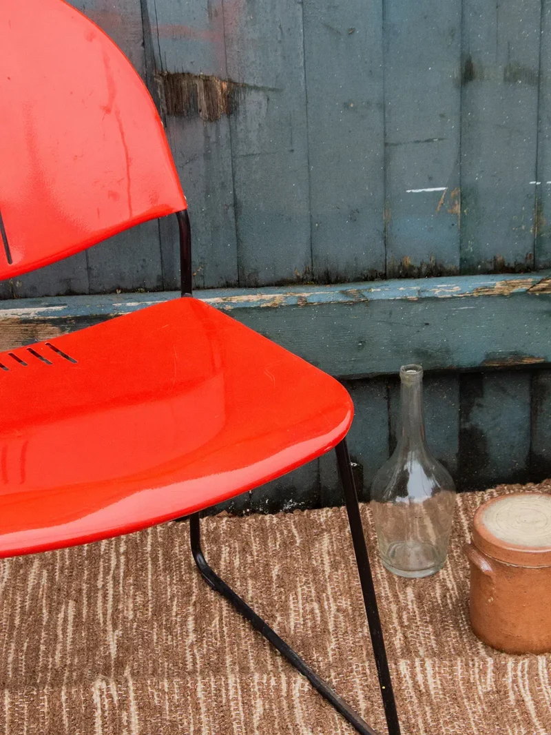 Alma, la chaise en métal rouge N°624