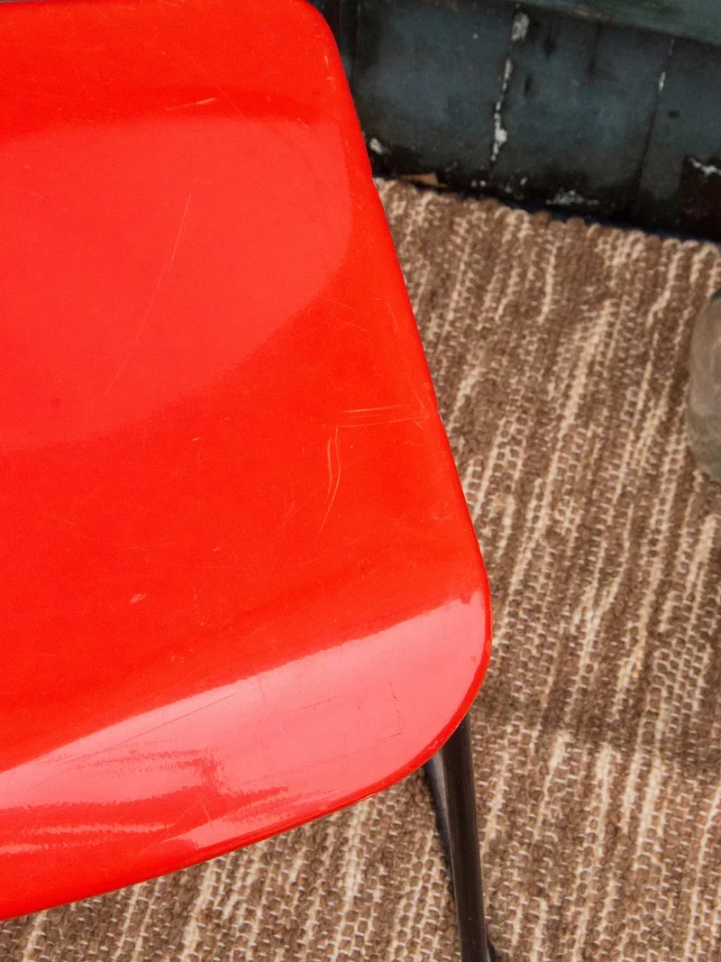 Alma, la chaise en métal rouge N°624