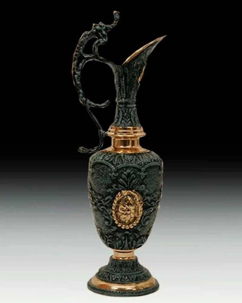 Casa Padrino Luxus Barock Vase in Weinkrug Form Grün / Messing H. 45 cm - Barock Deko Accessoires