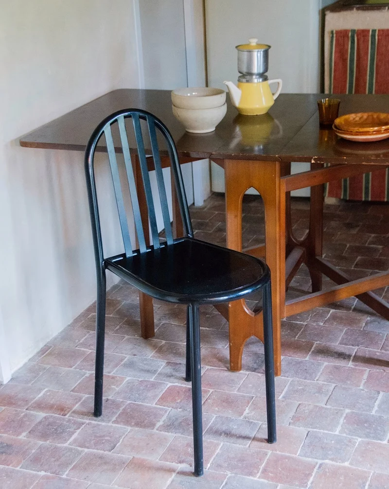 Alma, la chaise design en métal N°633