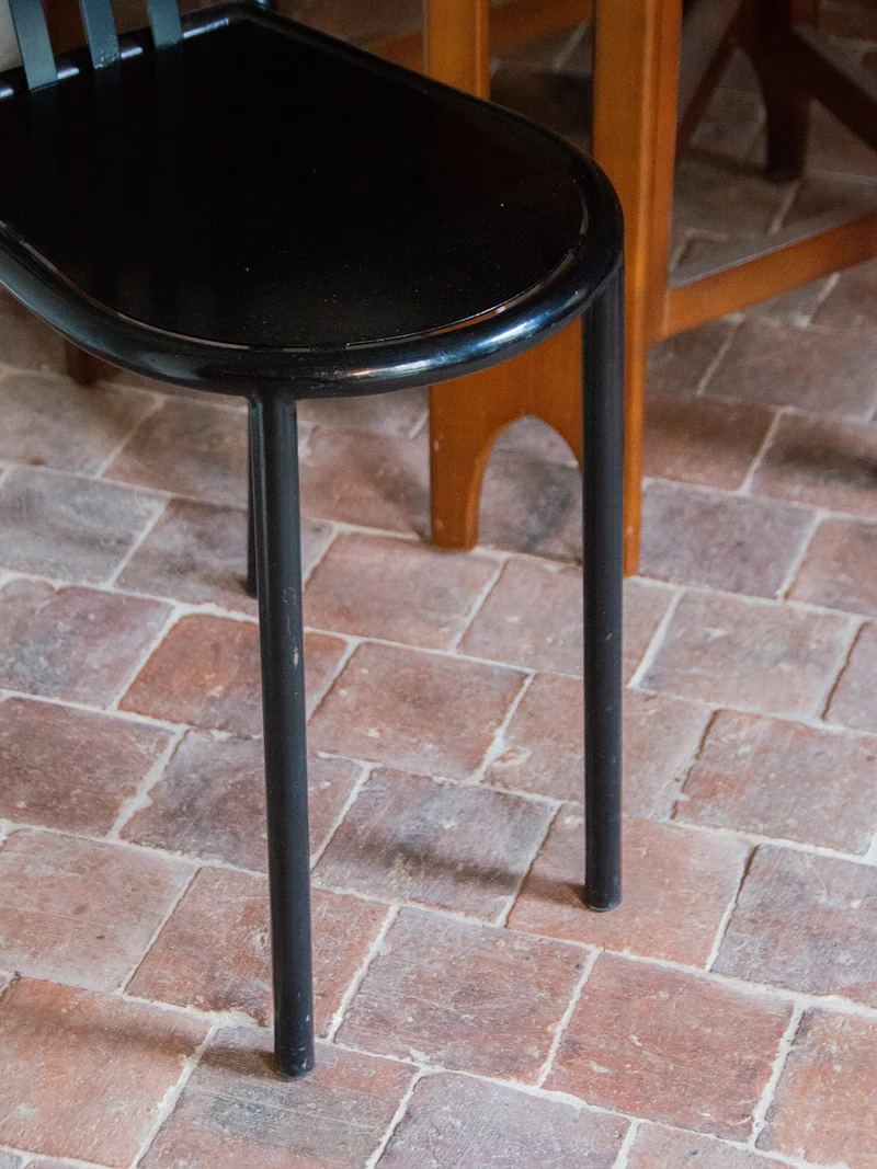 Alma, la chaise design en métal N°633