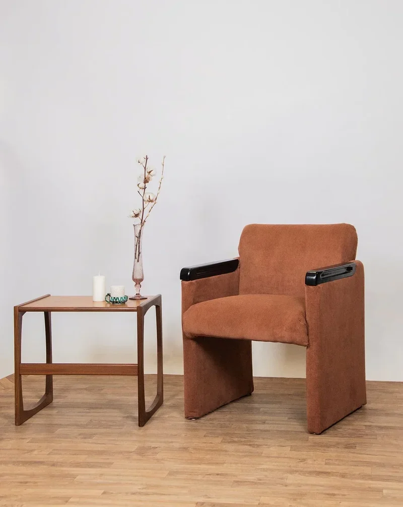 Jakob, le fauteuil en velours côtelé N°109