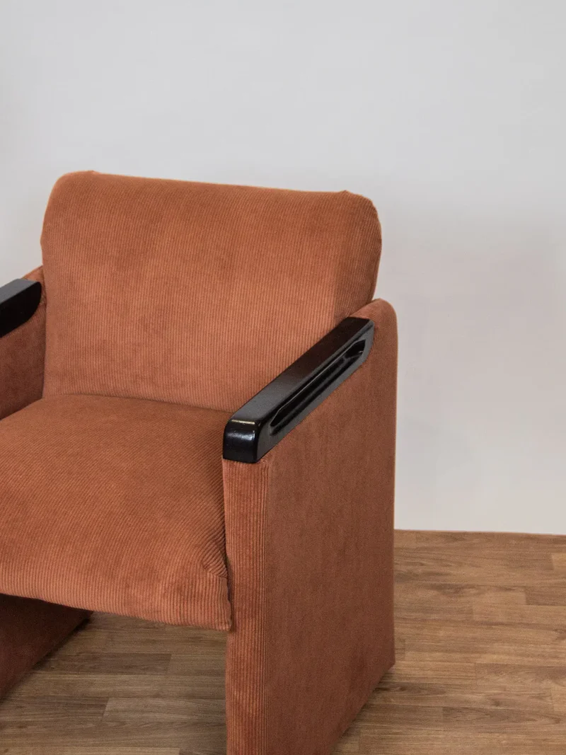 Jakob, le fauteuil en velours côtelé N°109