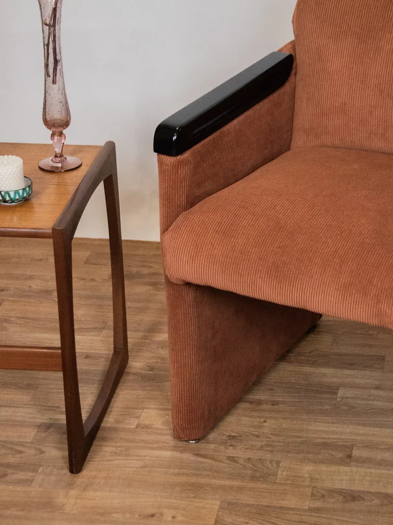 Jakob, le fauteuil en velours côtelé N°109