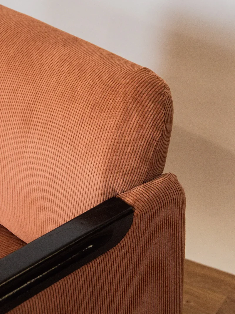 Jakob, le fauteuil en velours côtelé N°109