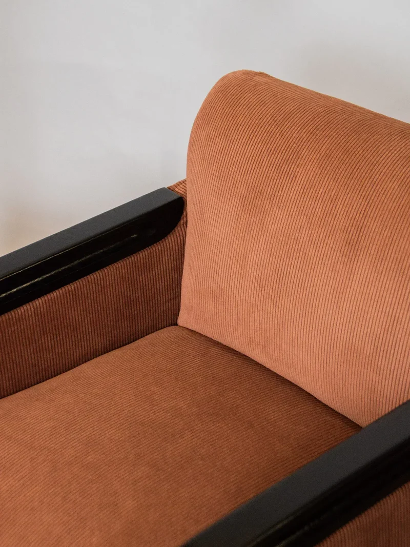 Jakob, le fauteuil en velours côtelé N°109