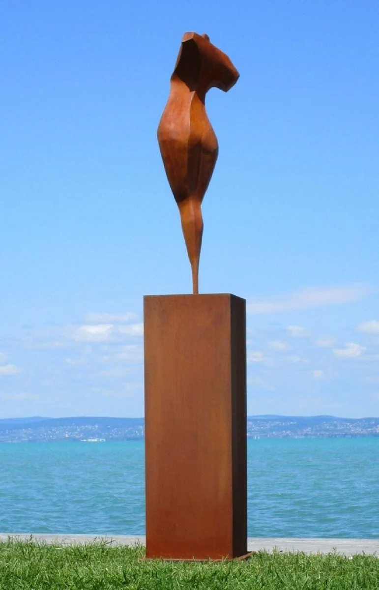 Casa Padrino XXL Garten Deko Metall Skulptur Frau auf Säule Rost H. 205 cm