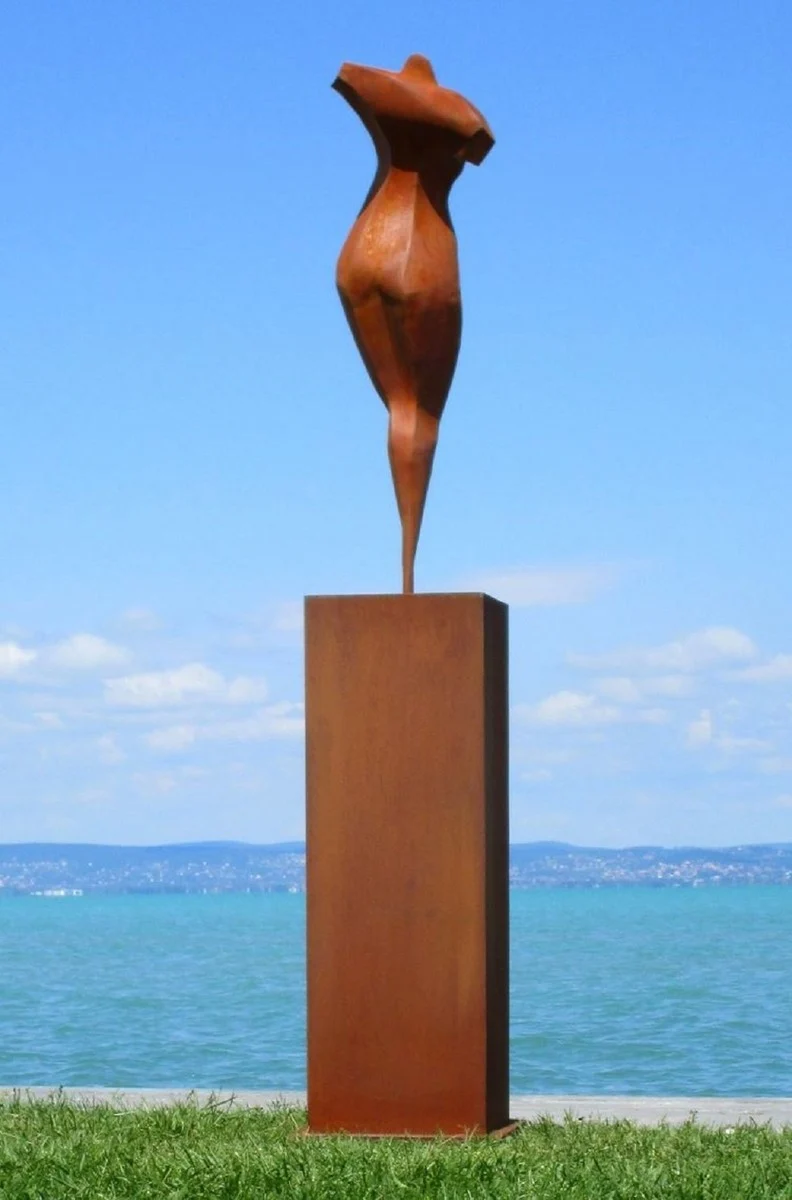 Casa Padrino XXL Garten Deko Metall Skulptur Frau auf Säule Rost H. 205 cm