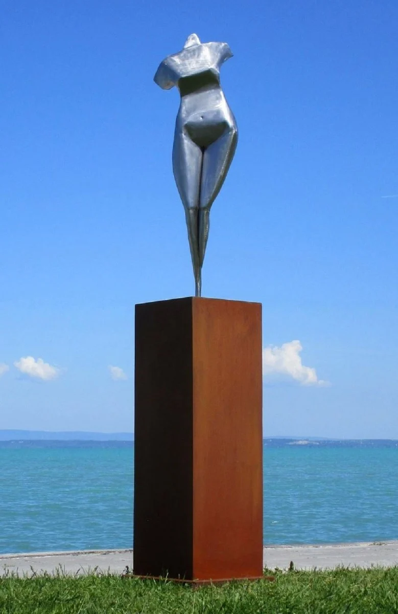 Casa Padrino XXL Garten Deko Metall Skulptur Frau auf Säule Silber / Rost H. 205 cm