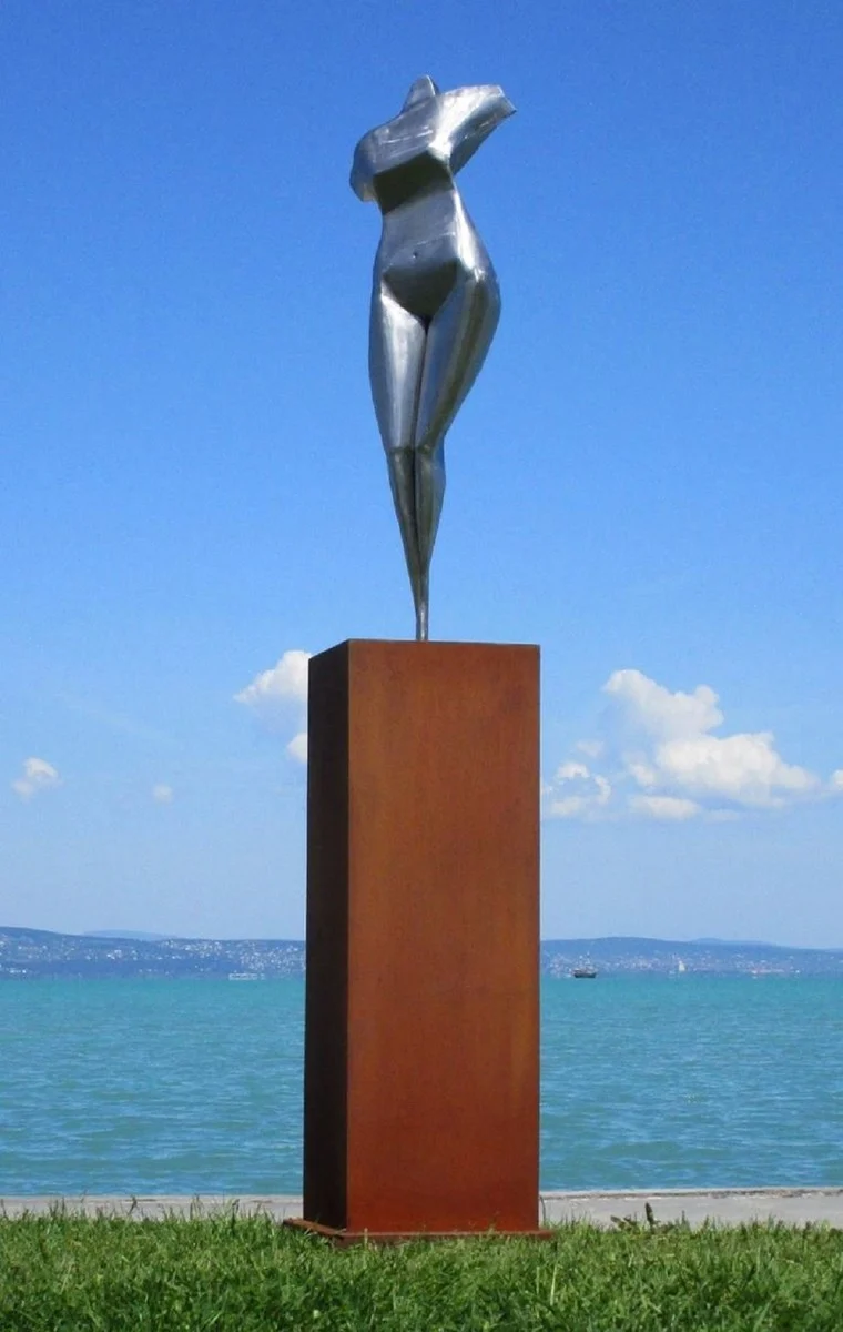 Casa Padrino XXL Garten Deko Metall Skulptur Frau auf Säule Silber / Rost H. 205 cm