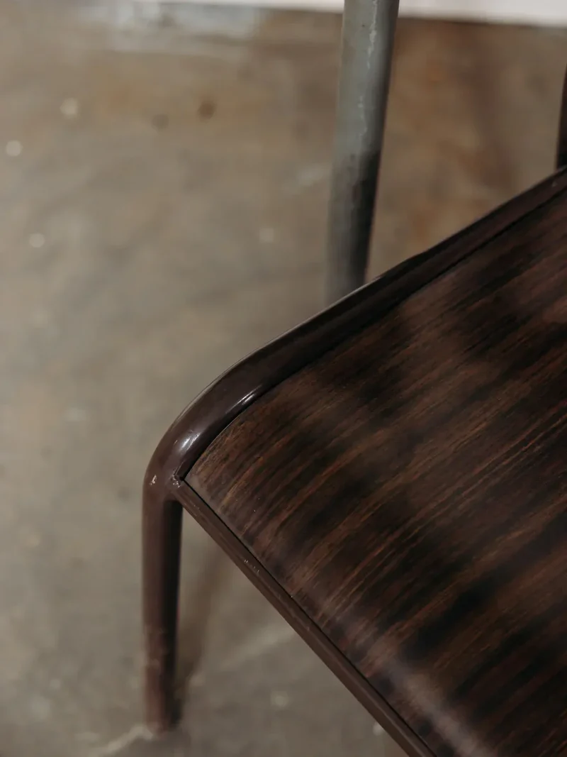 Alma, la chaise en métal N°648