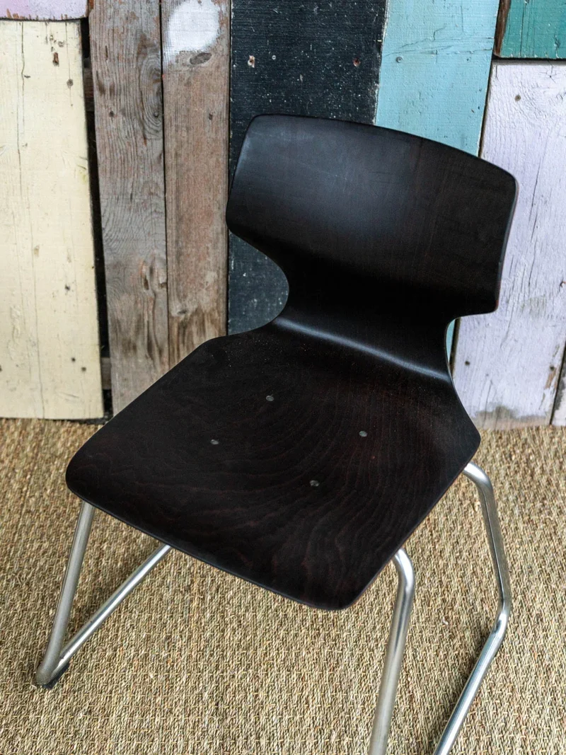 Alma, la chaise en métal N°657
