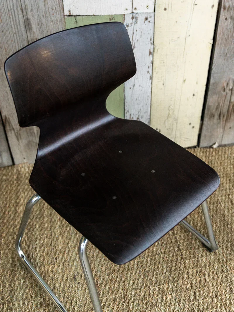 Alma, la chaise en métal N°657
