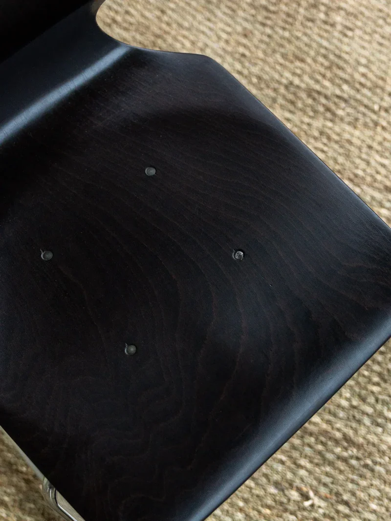 Alma, la chaise en métal N°657