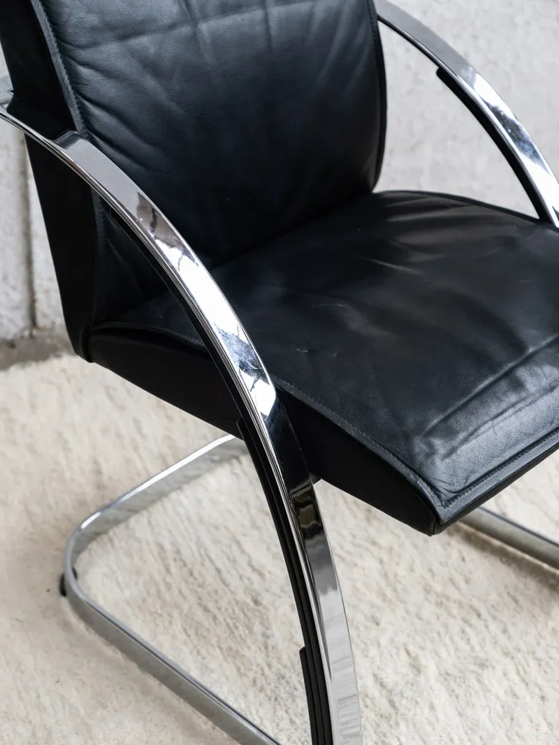 Jakob, le fauteuil en cuir N°76