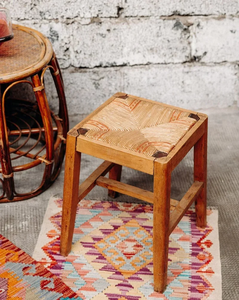 Regis, le petit tabouret en paille N°95