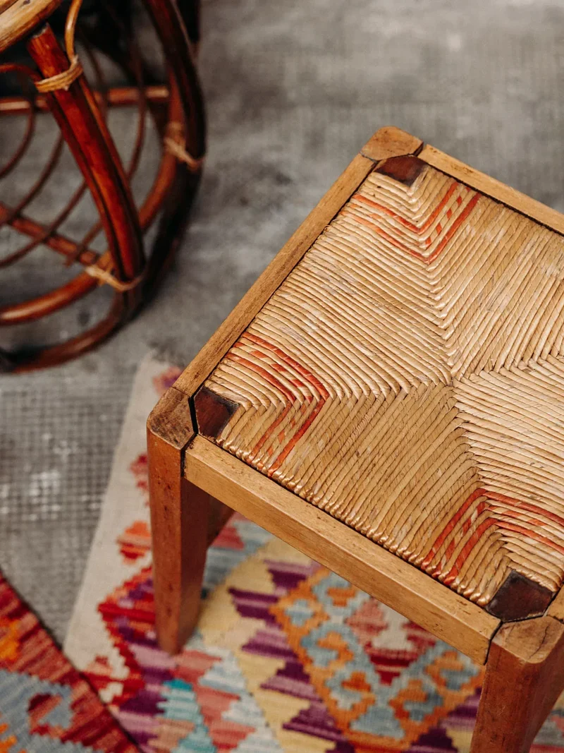 Regis, le petit tabouret en paille N°95