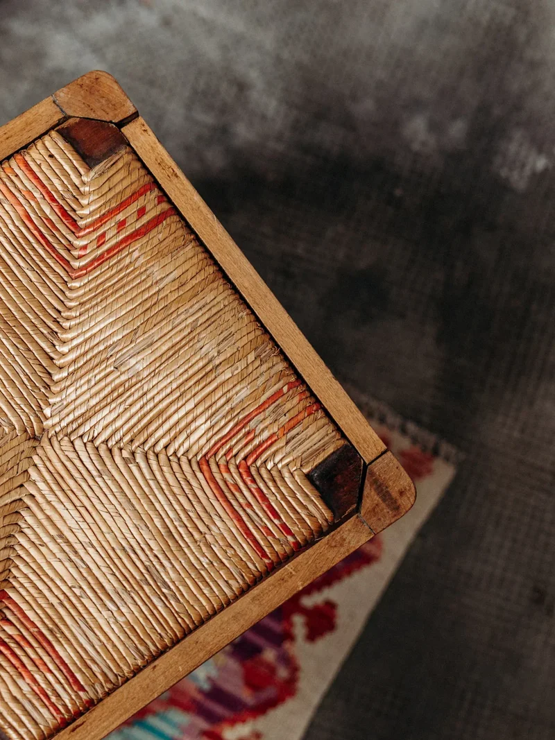 Regis, le petit tabouret en paille N°95