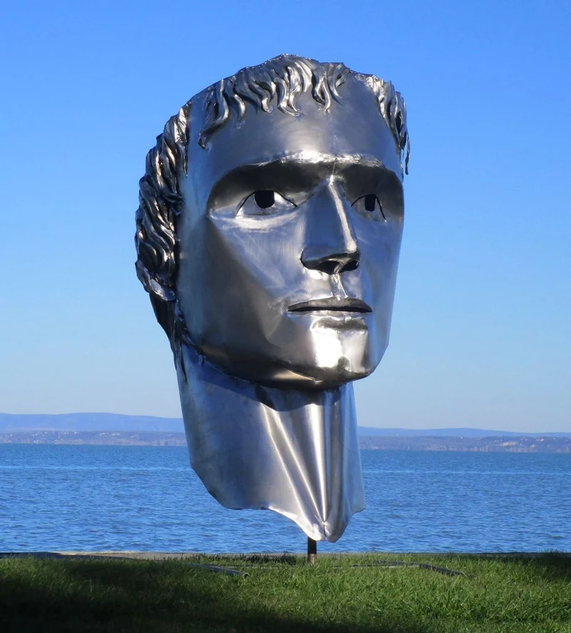 Casa Padrino XXL Edelstahl Garten Deko Skulptur Kopf Silber H. 213 cm