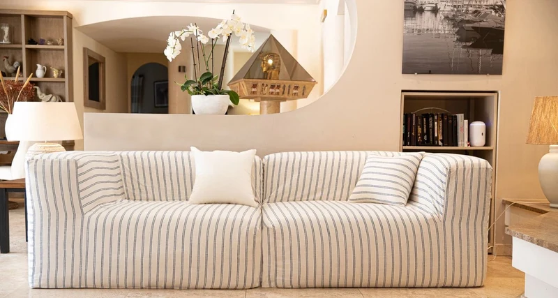 Casa Padrino Luxus Wohnzimmer Sofa mit Streifen Weiß / Blau 250 cm