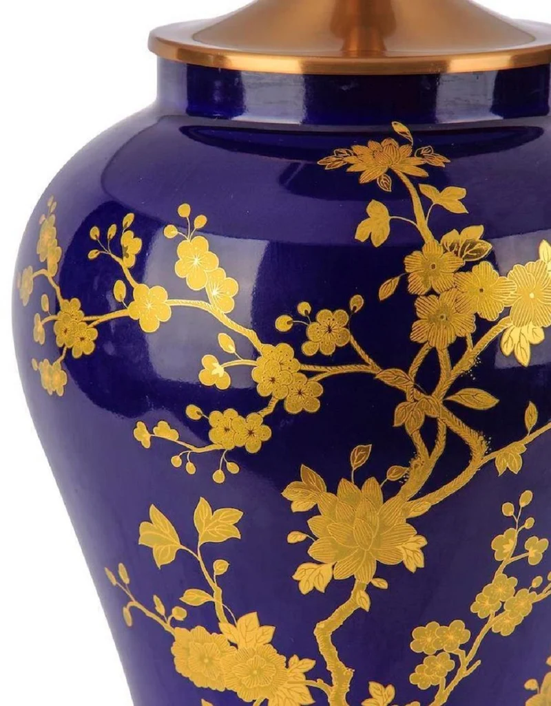 Casa Padrino Luxus Keramik Tischleuchte Blau / Gold / Weiß Ø 42 x H. 72 cm - Runde Keramik Schreibtischleuchte mit Lampenschirm - Luxus Keramik Leuchten