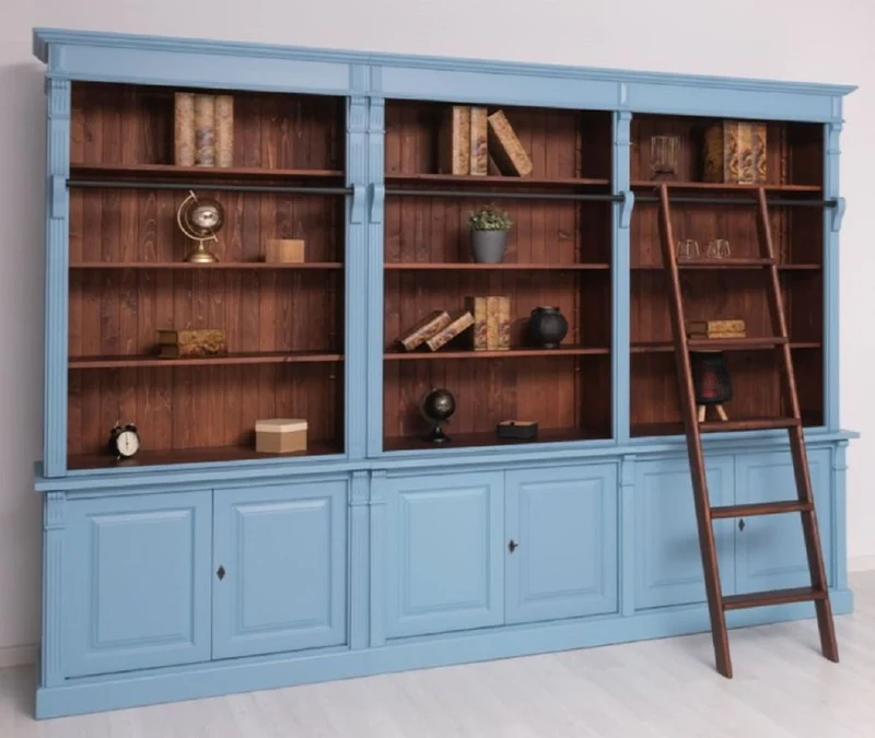 Casa Padrino Landhausstil Bücherschrank mit Leiter Hellblau / Dunkelbraun 223 x 51 x H. 228 cm - Massivholz Schrank - Wohnzimmerschrank - Regalschrank - Büroschrank - Landhausstil Möbel