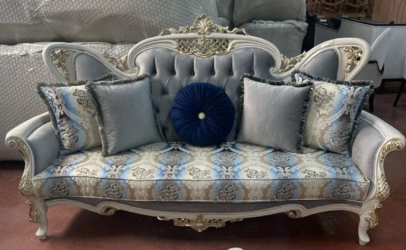 Casa Padrino Luxus Barock Wohnzimmer Set Grau / Mehrfarbig / Weiß / Gold - 2 Barock Sofas & 2 Barock Sessel & 1 Barock Couchtisch - Handgefertigte Barock Wohnzimmer Möbel - Edel & Prunkvoll