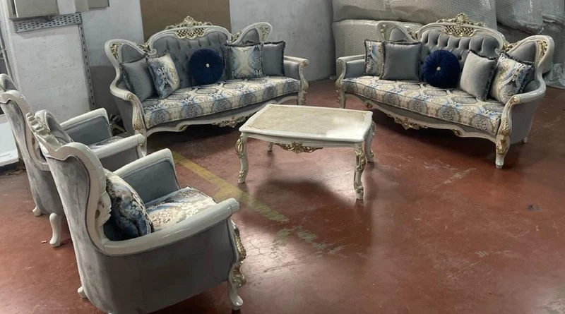 Casa Padrino Luxus Barock Wohnzimmer Set Grau / Mehrfarbig / Weiß / Gold - 2 Barock Sofas & 2 Barock Sessel & 1 Barock Couchtisch - Handgefertigte Barock Wohnzimmer Möbel - Edel & Prunkvoll