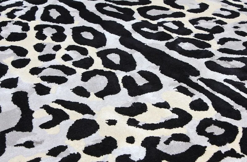 Casa Padrino Luxus Teppich mit Leoparden Design Grau / Creme / Schwarz 160 x 230 cm - Rechteckiger Wohnzimmer Teppich - Moderner Schlafzimmer Teppich - Luxus Interior - Luxus Qualität